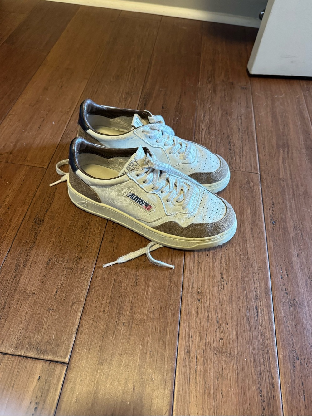 Women Autry White & Brown Low-Top Leather Sneakers
